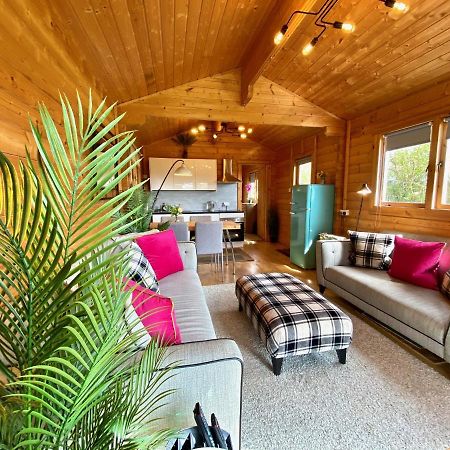 Yealm Cabin Self Catering Log Cabin In Devon With Hot Tub Plymouth Exterior photo
