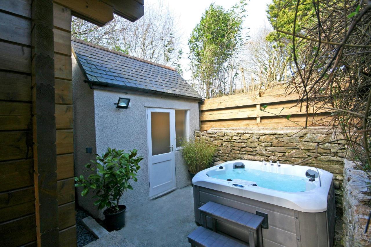 Yealm Cabin Self Catering Log Cabin In Devon With Hot Tub Plymouth Exterior photo