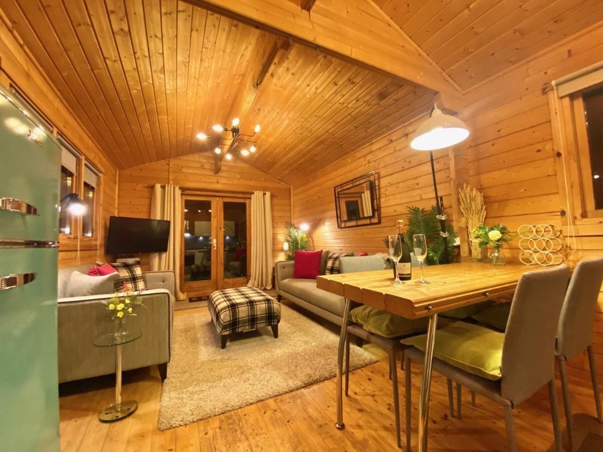 Yealm Cabin Self Catering Log Cabin In Devon With Hot Tub Plymouth Exterior photo