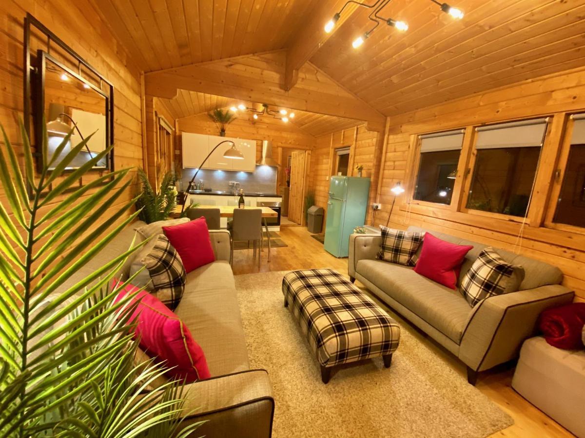 Yealm Cabin Self Catering Log Cabin In Devon With Hot Tub Plymouth Exterior photo