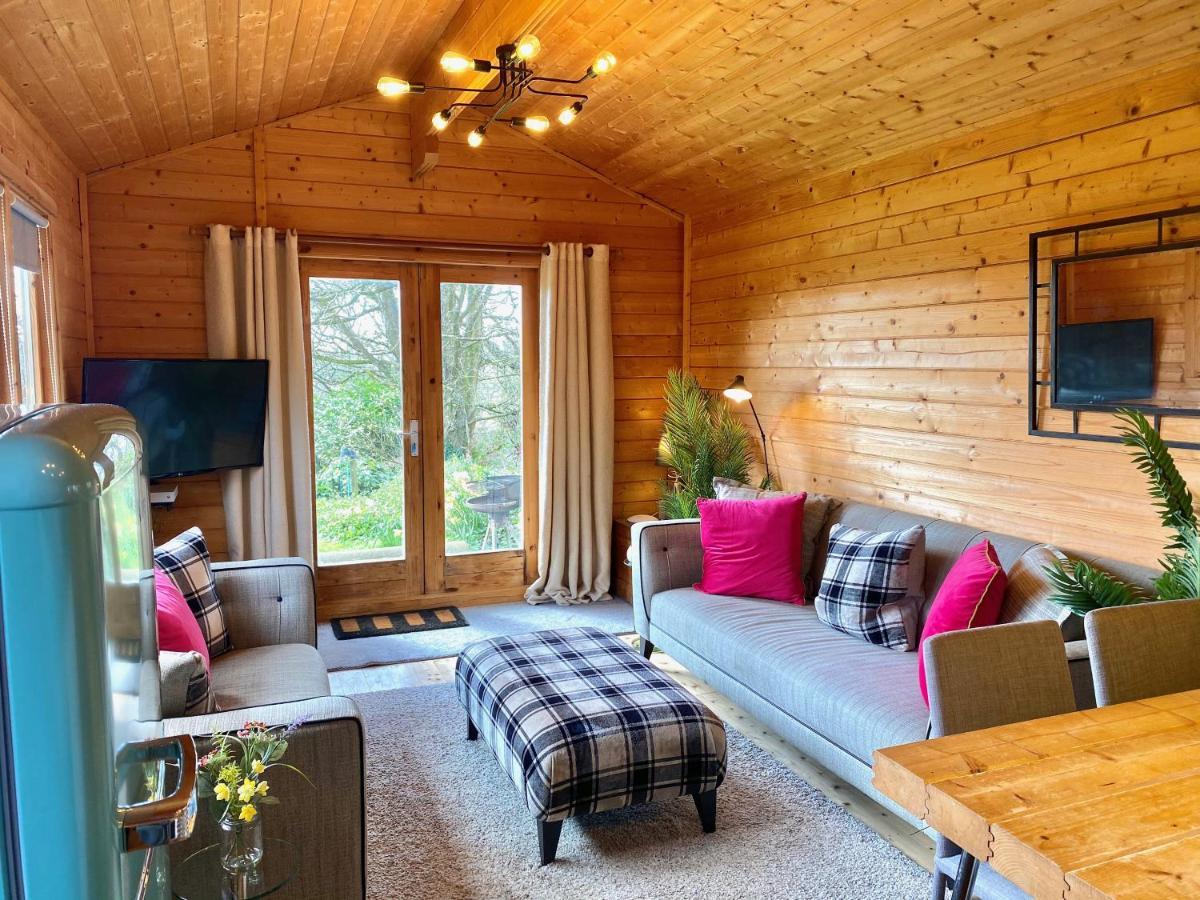 Yealm Cabin Self Catering Log Cabin In Devon With Hot Tub Plymouth Exterior photo