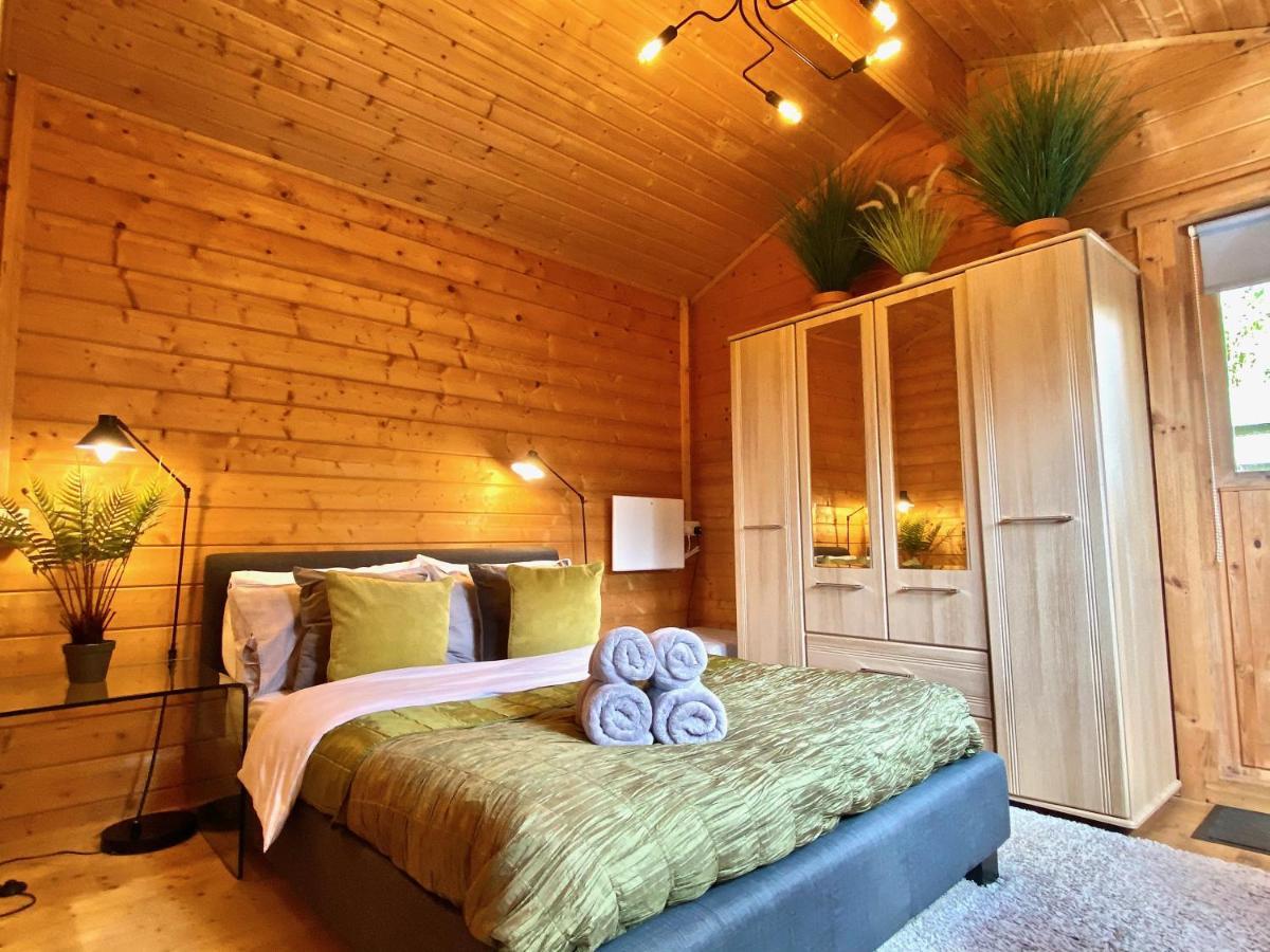 Yealm Cabin Self Catering Log Cabin In Devon With Hot Tub Plymouth Exterior photo