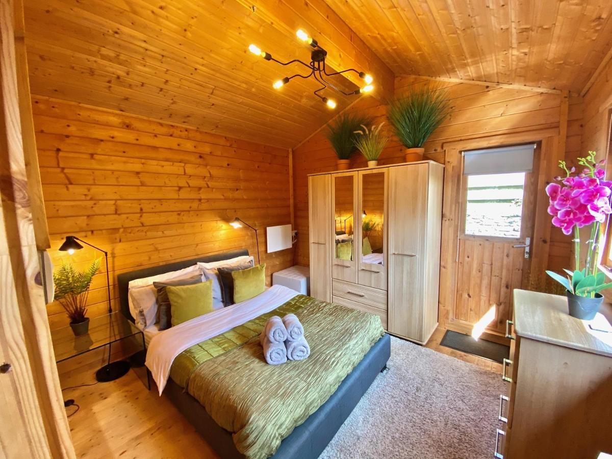 Yealm Cabin Self Catering Log Cabin In Devon With Hot Tub Plymouth Exterior photo