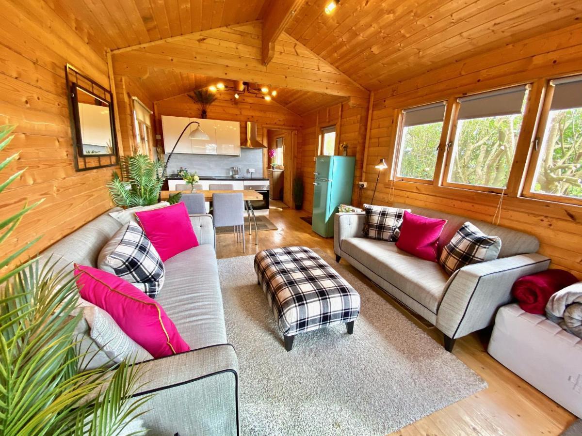 Yealm Cabin Self Catering Log Cabin In Devon With Hot Tub Plymouth Exterior photo